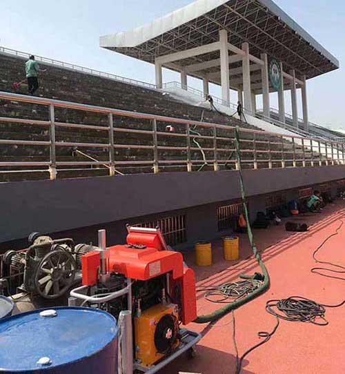 手持聚脲噴槍體育場看臺(tái)防腐施工案例